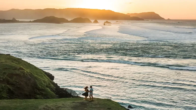 Menikmati Sunset di Pantai Tanjung Aan Lombok